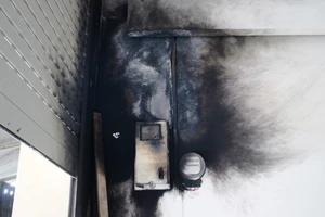 Dây cáp chạm vào đường dây cao thế, 3 công nhân bỏng nặng