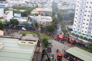 Sau tiếng nổ, khói bốc lên trong căn hộ chung cư