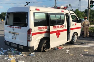Xe cấp cứu bị tông quay ngang, nữ y tá văng xuống đường
