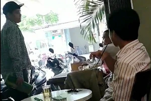 Người đánh giày chặt chém gặp phải thanh niên 'cứng'