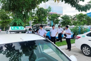 Vụ taxi ngưng việc ở Đà Nẵng: Tài xế bức xúc Grab ‘chui’