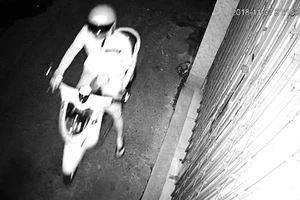 Camera ghi cảnh thanh niên tạt nhớt vào nhà người phụ nữ 2 con