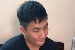 Nam thanh niên lái ô tô đi giao lẻ ma túy