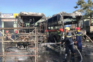 2 xe khách đậu trong bến bị thiêu rụi