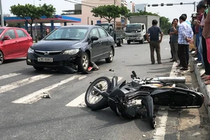 Cha chở con gái học lớp 10 bị ô tô húc văng gần chục mét