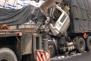 Tông vào ô tô đậu trên cao tốc, 2 người thương vong