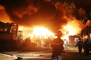 Kho sơn trong khu công nghiệp ở Đà Nẵng bốc cháy dữ dội