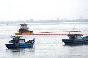 Tàu tông nghiêng trụ cầu ở Đà Nẵng, dầu tràn ra biển