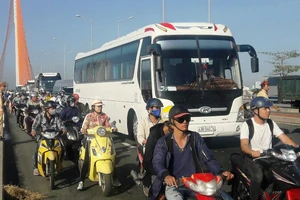 Xe tải chắn ngang trên cầu, nhiều người vật vã vì kẹt xe