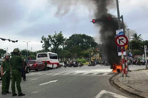 Cô gái ngồi khóc bên xe tay ga bị cháy trơ khung