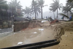 Bờ biển Đà Nẵng bị xé toạc, nước thải tràn ra biển