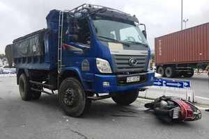 Xe chết máy giữa đường, phụ nữ bị ô tô ben tông chết