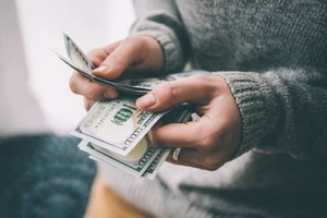 2 người đàn ông Trung Quốc ‘làm xiếc’, lấy 7 triệu đồng