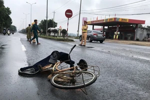 Cụ ông 79 tuổi đi xe đạp bị xe tải tông trọng thương