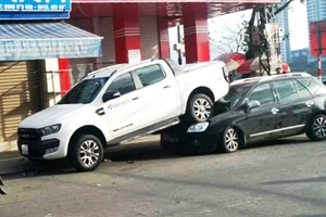 Ô tô bán tải lùi tông liên hoàn, 'cưỡi' lên đầu xe 7 chỗ