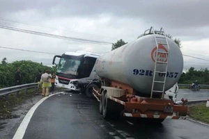 Lại tai nạn trên đèo Hải Vân: Xe khách đấu đầu với xe bồn 