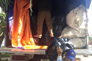 Xe chở phế liệu ‘độn’ rượu lậu đưa vào TP.HCM tiêu thụ