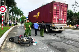 Container cuốn 2 mẹ con vào gầm ở Đà Nẵng