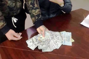 3 thanh niên trả lại 1.600 USD cho cô gái Đà Nẵng