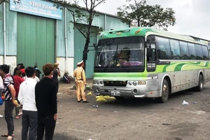 Xe khách biển số nước ngoài chở khách nhồi nhét