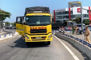 Người phụ nữ chạy xe máy bị xe tải cán tử vong