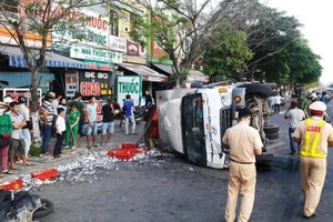 Ô tô tải húc văng 3 người đi xe máy rồi lật nhào