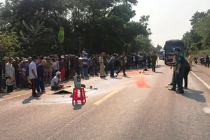 2 con khóc ngất bên thi thể người mẹ sau tai nạn ở Đà Nẵng