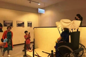 Khách Trung Quốc ngồi lên xe lôi ở bảo tàng, dân mạng bức xúc