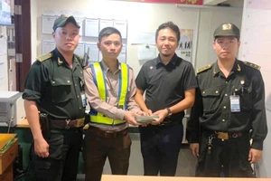 Trả lại 700 triệu cho 1 du khách Trung Quốc để quên ở sân bay 