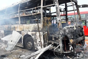 Xe khách giường nằm bị cháy trơ khung lúc giữa trưa