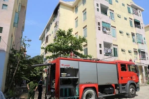 Hi hữu: Nhà này cháy, phá nhầm cửa nhà kia để... cứu hỏa