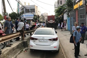 Ô tô đậu trên đường ray cản trở tàu bị phạt 4 triệu đồng