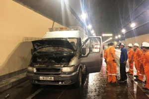 Xe chở quan tài cháy ngùn ngụt trong hầm Hải Vân