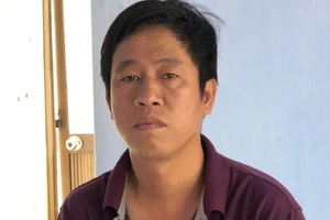 Thu nợ cho công ty, lấy tiền đi cá độ bóng đá