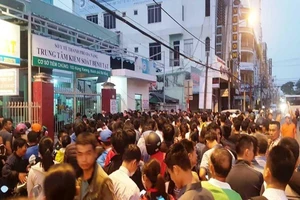 Leo rào, chen lấn từ 1 giờ sáng vẫn không được tiêm vaccine