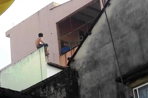 Nam thanh niên nghi ngáo đá la hét nhiều giờ trên nóc nhà