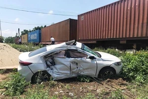 Tàu hỏa hất văng ô tô 4 chỗ, 3 người bị thương nặng