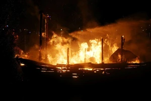 Tàu cá đậu trên sông Hàn bị thiêu rụi trong đêm