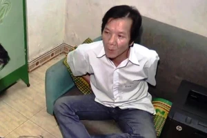 Nhiều con bạc trong quán cà phê bỏ chạy khi thấy công an