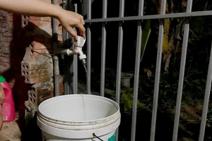 Nước nhỏ từng giọt dù ở ngay sát vách nhà máy nước