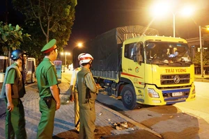 CSGT bắt xe chở quá tải gấp đôi, tài xế cố thủ 3 giờ