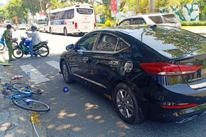 Đi xe đạp ngã xuống đường rồi tử vong sau va chạm với ô tô