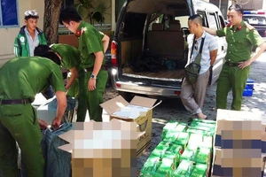 5.000 bao thuốc lá lậu trên ô tô biển số giả chạy về Đà Nẵng