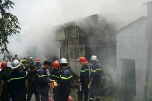 Cháy xưởng nhang, cả trăm cảnh sát lao vào dập lửa