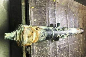 Trao thưởng cho các công nhân phát hiện súng thần công