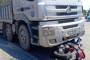 Cô gái bị xe tải kéo lê 5m, tử vong tại chỗ