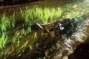 Cụ ông tử vong trong tư thế úp mặt xuống bùn, cạnh xe máy