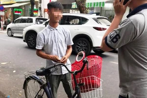 Nam thanh niên từng bị phạt lại đánh giày 'chặt chém'