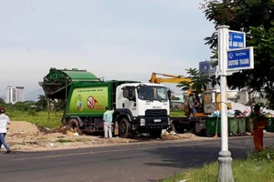 Người dân chặn xe vào bãi rác, hàng ngàn tấn rác phải đổ tạm