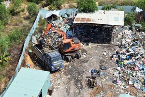 Đà Nẵng: Thuê 45 xe ben giải phóng hàng ngàn tấn rác ùn ứ
